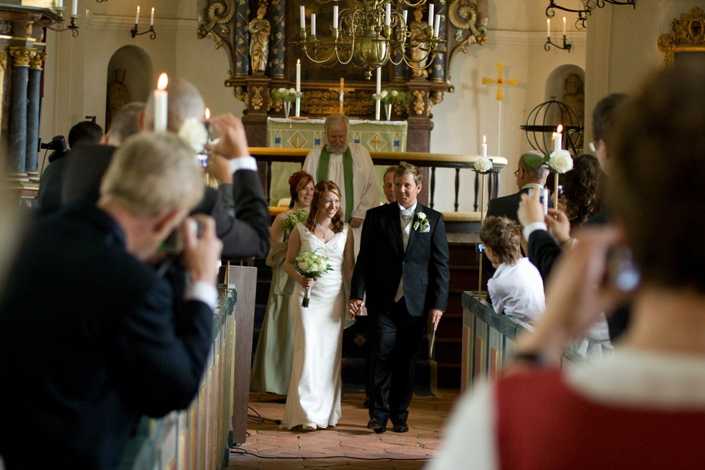Det lyckliga brudparet tågar nygifta ut ur kyrkan