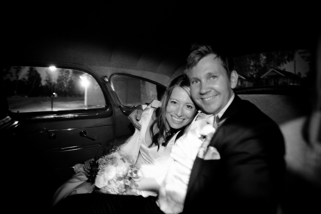 Bröllopsfoto - Eleonore och Tobias i bilen